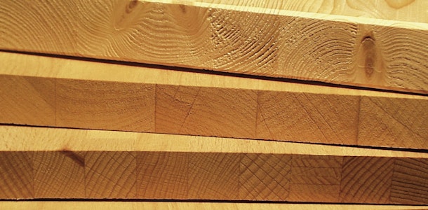 Fabricação de painéis de madeira maciça