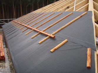 Dachunterspannbahn die die Dachkonstruktion vor äußeren Einflüssen schützt