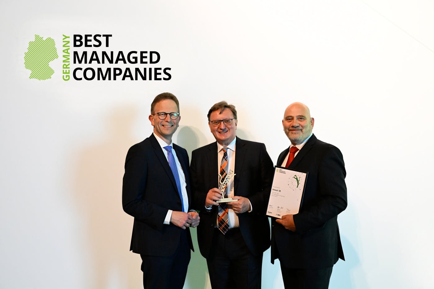 Der Vorstand der Jowat SE freut sich über den Goldstatus als Best Managed Company. Von links: Dr. Christian Terfloth, Ralf Nitschke, Klaus Kullmann.