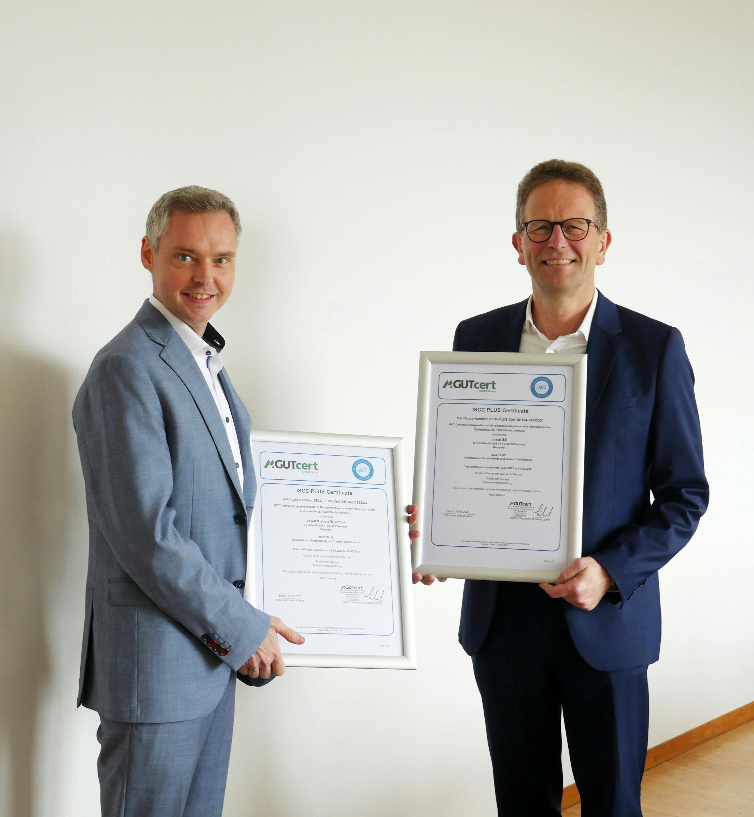 A fabricante de adesivos Jowat recebe a certificação ISCC PLUS para suas unidades em Detmold e em Elsteraue. Da esquerda para a direita: Manuel-Robert Meier, Diretor de sistemas de gestão, e Dr. Christian Terfloth, membro do conselho diretor.